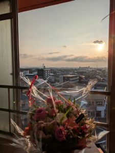 一宮市木曽川町の鍼灸院 待合室のピンクと白の花アレンジ 妊活・不妊ケア