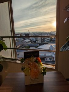 「一宮市木曽川町の鍼灸院 待合室のクローバーとバラとカーネーション 　妊活・不妊ケア」