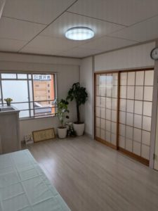 なかば鍼灸院の待合室にある180cmの畳椅子と医療用カバーの様子