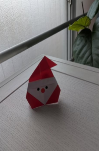 患者さんが折ってくださった小さなサンタの折り紙を、なかば鍼灸院の受付カウンターに飾った写真