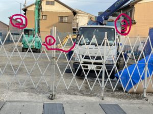 地盤改良工事後の現地写真。施工会社提供の写真で、配管洗浄時に使用された窯場穴の位置が赤丸で示されている。人物が写り込んでいる箇所はぼかし処理を行っている。