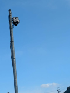 一宮市木曽川町 建築工事現場 ゲート付近に設置された仮設電気引込用ポールと防犯カメラ 2026年1月