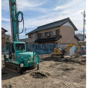 一宮市木曽川町の鍼灸院の新院建築における基礎工事の様子。強風の中で進められている建築現場の記録写真。妊活・自律神経ケアを行うなかば鍼灸院。