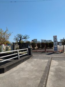 木曽川黒田小学校 入学式当日の入口へ向かう導線の様子